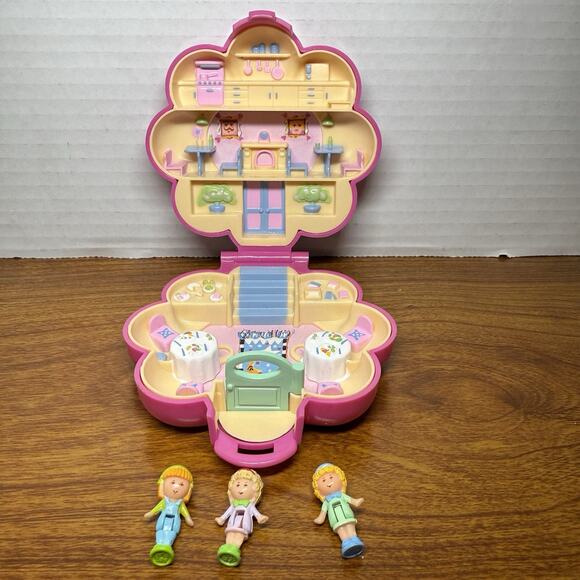 Vintage 1990 Polly Pocket Pink Flower. Mr Fry’s Restaurant & 3 Figures - Picture 2 of 3